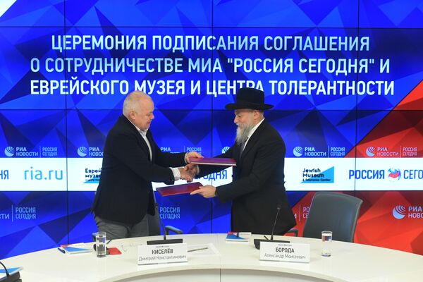 Генеральный директор МИА Россия сегодня Дмитрий Киселев и генеральный директор Еврейского музея и центра толерантности Александр Борода подписали соглашение о долгосрочном сотрудничестве по информационной поддержке историко-культурных проектов музея Генеральный директор МИА Россия сегодня Дмитрий Киселев и генеральный директор Еврейского музея и центра толерантности Александр Борода подписали соглашение о долгосрочном сотрудничестве по информационной поддержке историко-культурных проектов музея