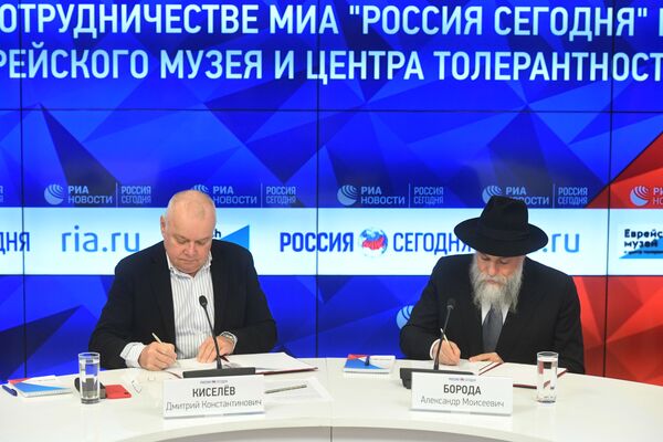 Генеральный директор МИА Россия сегодня Дмитрий Киселев и генеральный директор Еврейского музея и центра толерантности Александр Борода подписали соглашение о долгосрочном сотрудничестве по информационной поддержке историко-культурных проектов музея Генеральный директор МИА Россия сегодня Дмитрий Киселев и генеральный директор Еврейского музея и центра толерантности Александр Борода подписали соглашение о долгосрочном сотрудничестве по информационной поддержке историко-культурных проектов музея