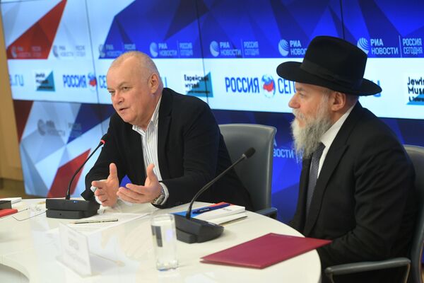 Генеральный директор МИА Россия сегодня Дмитрий Киселев и генеральный директор Еврейского музея и центра толерантности Александр Борода подписали соглашение о долгосрочном сотрудничестве по информационной поддержке историко-культурных проектов музея Генеральный директор МИА Россия сегодня Дмитрий Киселев и генеральный директор Еврейского музея и центра толерантности Александр Борода подписали соглашение о долгосрочном сотрудничестве по информационной поддержке историко-культурных проектов музея