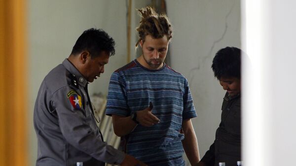 Французский турист Артур Дескло в офисе иммиграционной службы Мьянмы