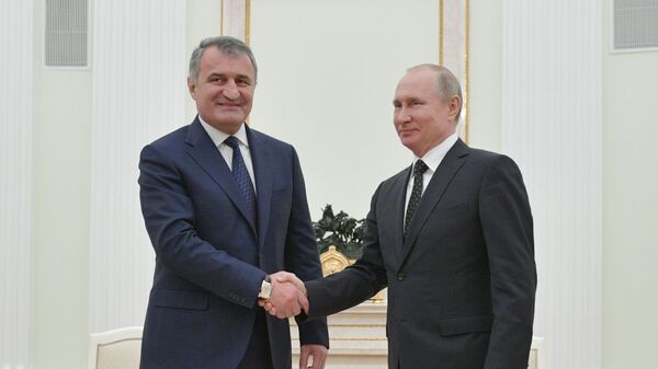 Президент РФ Владимир Путин и президент Республики Южная Осетия Анатолий Бибилов во время встречи