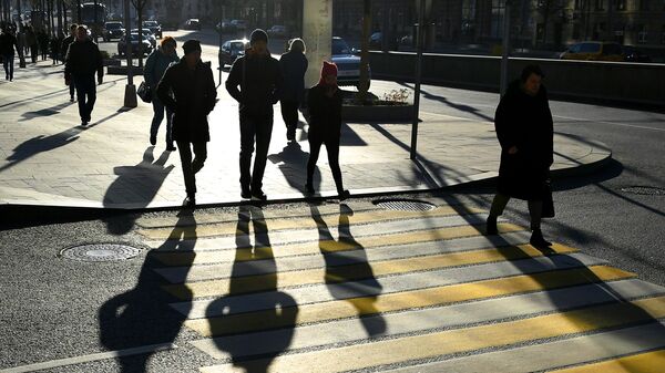Прохожие на одном из пешеходных переходов в Москве
