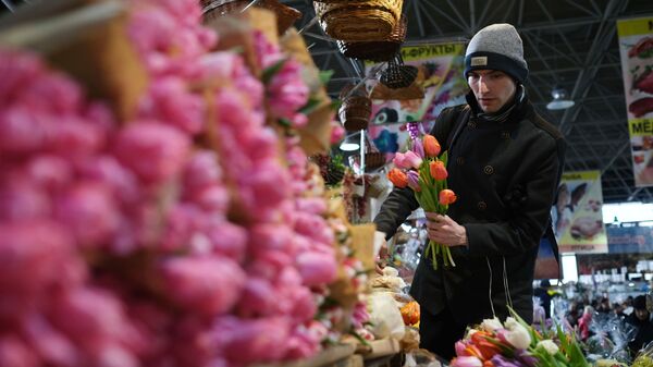 Продажа цветов к 8 Марта на Рижском рынке в Москве