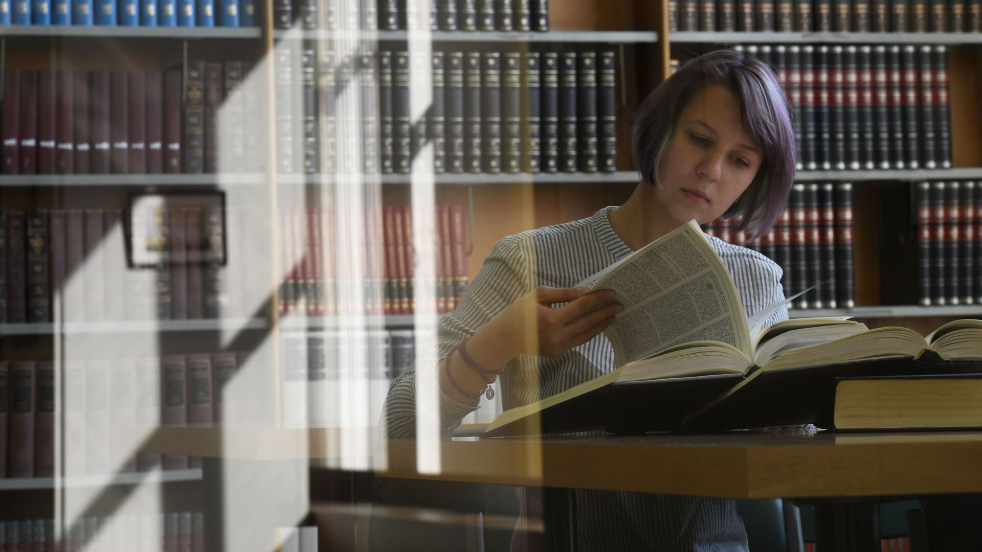 Девушка читает книгу в библиотеке - РИА Новости, 1920, 10.02.2021