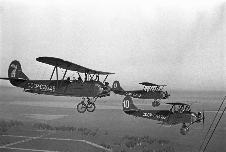 В полете учебно-тренировочные самолеты У-2. 1940 год