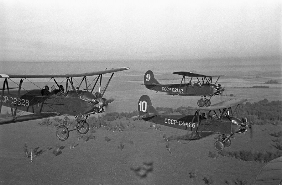 
В полете учебно-тренировочные самолеты У-2. 1940 год