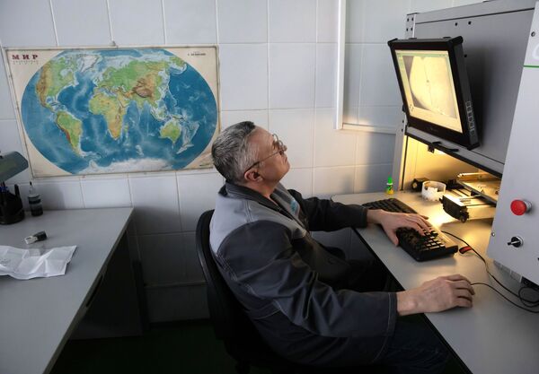 Сотрудник в цехе лазерной обработки ООО Бриллианты Алроса в Москве