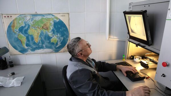 Сотрудник в цехе лазерной обработки ООО Бриллианты Алроса в Москве