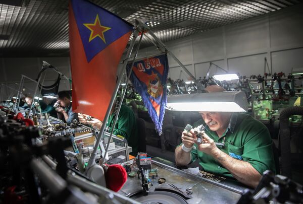 Сотрудники шлифуют бриллианты в цехе огранки ООО Бриллианты Алроса в Москве