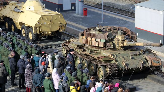 Эшелон передвижной военно-патриотической акции Сирийский перелом с уникальной выставкой военных трофеев, захваченных у боевиков в Сирии