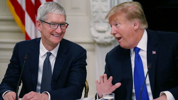 Глава корпорации Apple Тим Кук и президент США Дональд Трамп в Белом доме
