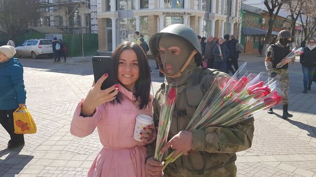 В Симферополе переодетые в вежливых людей активисты поздравили женщин с 8 марта