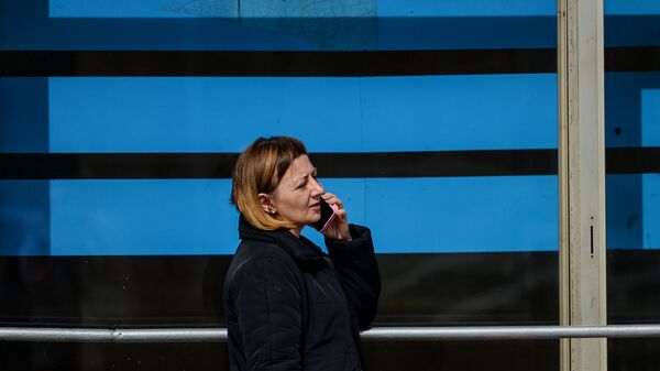 Женщина говорит по телефону