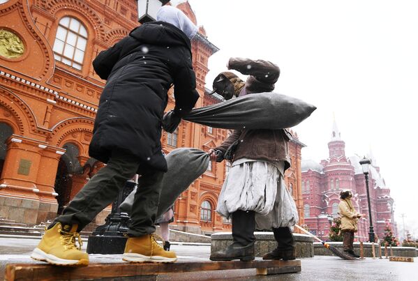 Участники Масленичных гуляний в рамках фестиваля Московская Масленица на Манежной площади в Москве