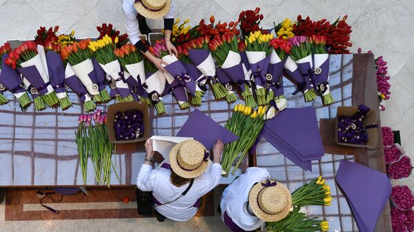Продажа тюльпанов на Весеннем цветочном базаре в Петровском Пассаже в Москве