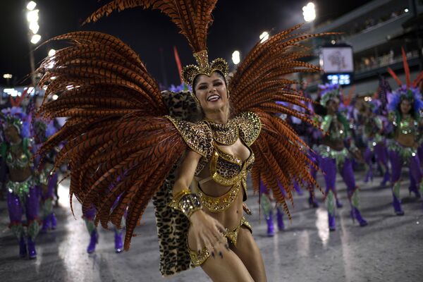Участница  школы самбо Grande Rio выступает на самбодроме в рамках карнавала в Рио-де-Жанеро 