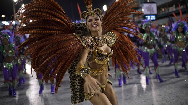Участница  школы самбо Grande Rio выступает на самбодроме в рамках карнавала в Рио-де-Жанеро 