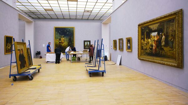Подготовка к открытию выставки Ильи Репина в Третьяковской галерее