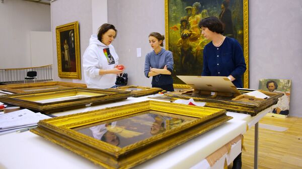 Сотрудники музея во время подготовки выставки Ильи Репина в Третьяковской галерее на Крымском валу