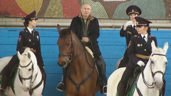Путин прокатился верхом с кавалеристками из конной полиции
