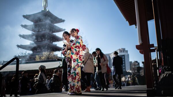 Девушки в кимоно в Токио, Япония