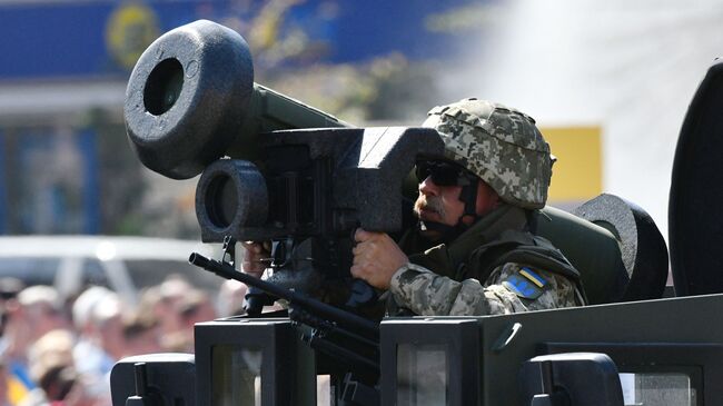 Украинский военный с американским противотанковым ракетным комплексом Джавелин (Javelin)