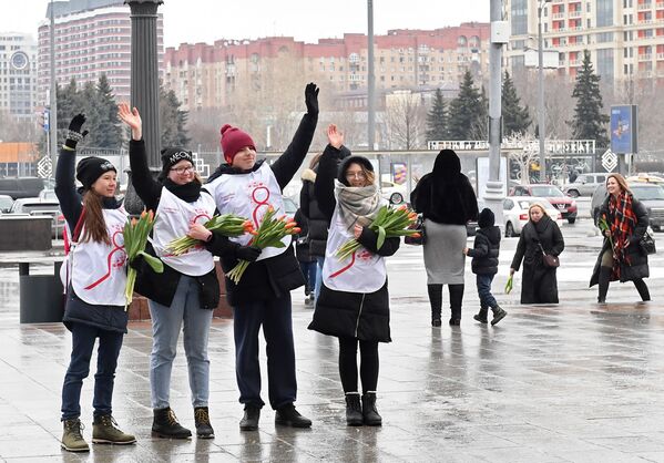 Волонтеры движения Мосволонтер, поздравляющие женщин с Международным женским днем в рамках добровольческой акции Вам, любимые!, у входа в Парк Горького в Москве