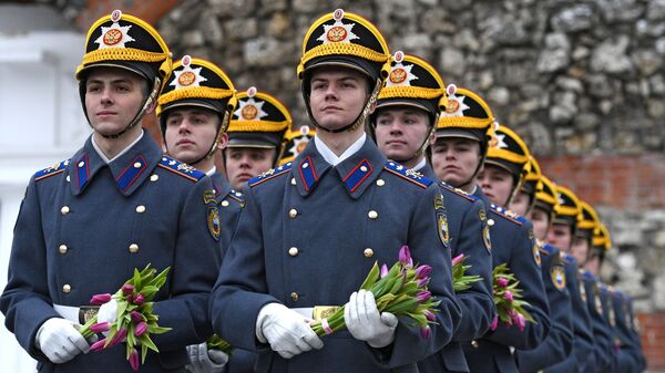Солдаты Президентского полка и музыканты Президентского оркестра торжественно поздравили женщин с Международным женским днем в Александровском саду в Москве
