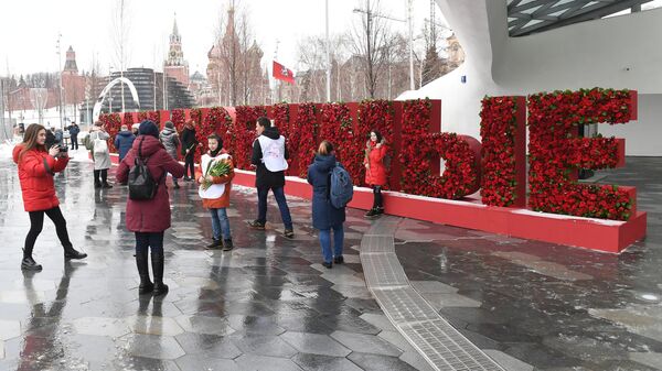 Волонтеры движения Мосволонтер в рамках добровольческой акции Вам, любимые! дарят цветы и поздравляют женщин с Международным женским днем в парке Зарядье в Москве