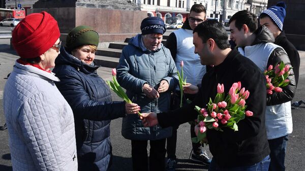 Волонтеры Молодой гвардии поздравляют женщин с праздником 8 марта в рамках общероссийской акции Вам, любимые! на центральной площади Владивостока 