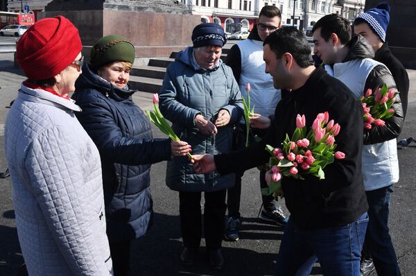 Волонтеры Молодой гвардии поздравляют женщин с праздником 8 марта в рамках общероссийской акции Вам, любимые! на центральной площади Владивостока 