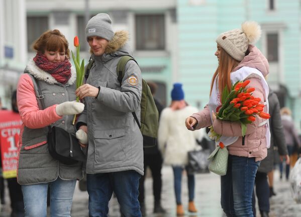 Волонтеры движения Мосволонтер в рамках добровольческой акции Вам, любимые! дарят цветы и поздравляют женщин с Международным женским днем на площади Белорусского вокзала в Москве