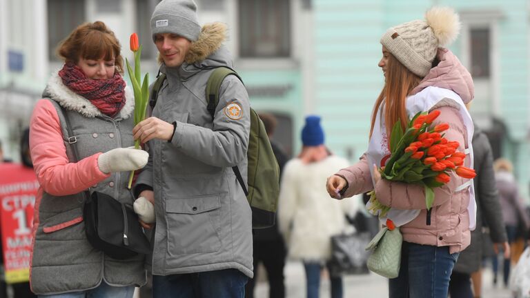 Волонтеры движения Мосволонтер в рамках добровольческой акции Вам, любимые! дарят цветы и поздравляют женщин с Международным женским днем на площади Белорусского вокзала в Москве