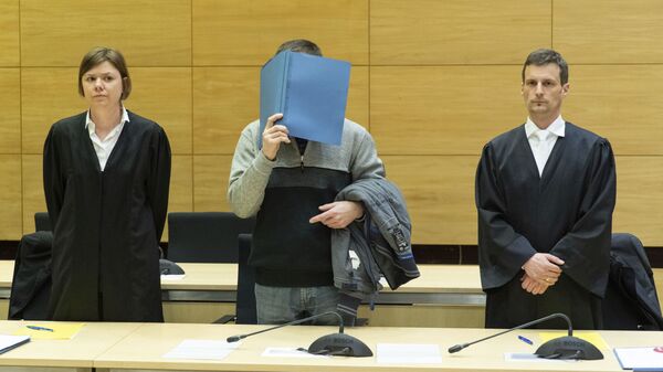 Мужчина, который несколько лет травил своих коллег ртутью и другими веществами, в суде города Билефельд, Германия