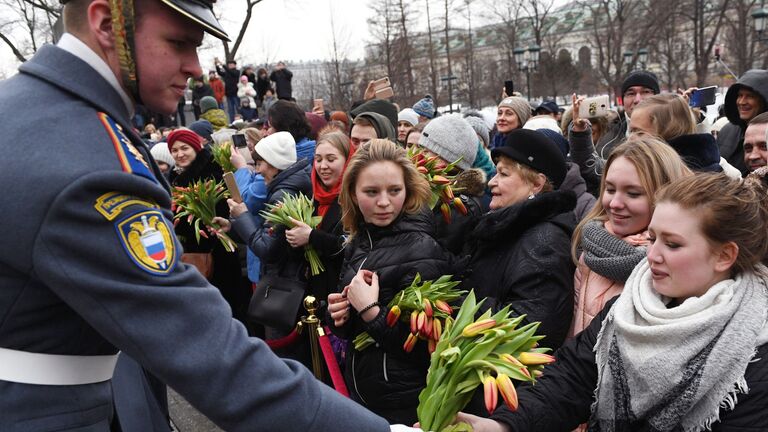 Солдаты Президентского полка и музыканты Президентского оркестра торжественно поздравили женщин с Международным женским днем в Александровском саду в Москве