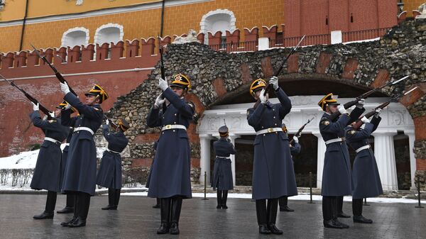 Солдаты Президентского полка и музыканты Президентского оркестра торжественно поздравили женщин с Международным женским днем в Александровском саду в Москве
