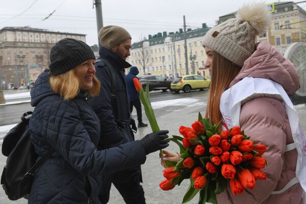 Получить март. 8 Марта в Москве Питере. 8 Марта Россия 1. Майор дарит цветы на 8 марта. Бунтующие женщины на 8 марта.