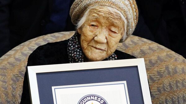 116-летняя японка Канэ Танака с сертификатом рекорда Гиннеса