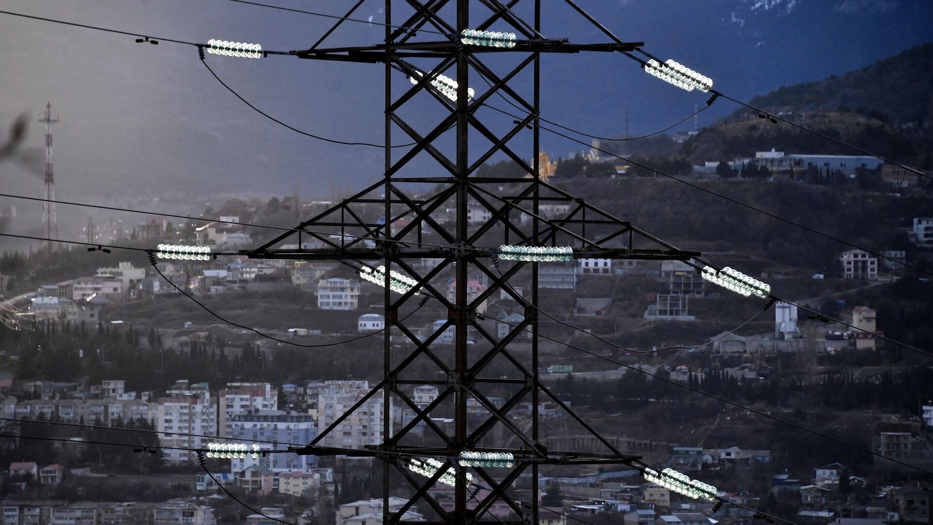 Высоковольтная линия электропередачи возле Ялты в Крыму. - РИА Новости, 1920, 25.01.2021
