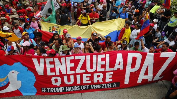 Участники акции в поддержку легитимного президента Венесуэлы Николаса Мадуро в Каракасе. 10 марта 2019