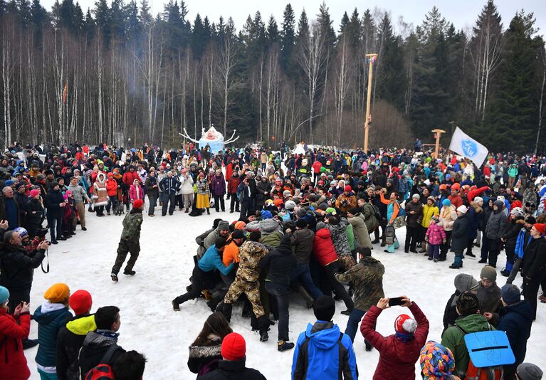 Участники Бакшевской Масленицы в Истринском районе Московской области