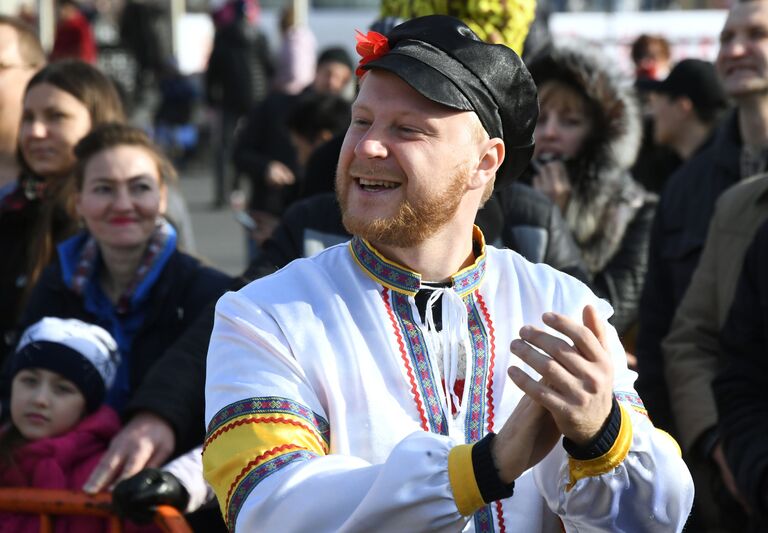 Участник празднования Широкой Масленицы на центральной площади во Владивостоке