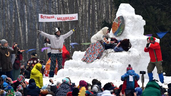 Участники празднования Бакшевской Масленицы в Истринском районе Московской области