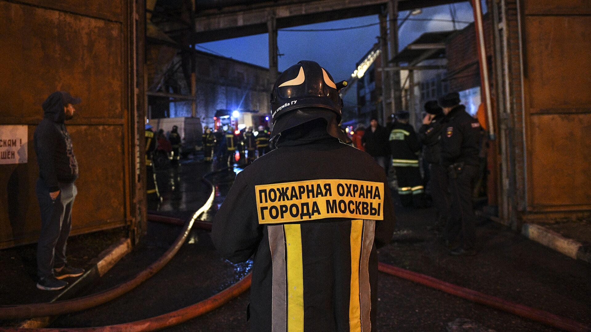 Сотрудники МЧС во время тушения пожара на складе лакокрасочных материалов на 1-й Магистральной улице в Москве. 10 марта 2019 - РИА Новости, 1920, 04.05.2021