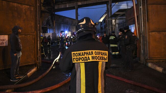 Сотрудники МЧС во время тушения пожара на складе лакокрасочных материалов на 1-й Магистральной улице в Москве. 10 марта 2019