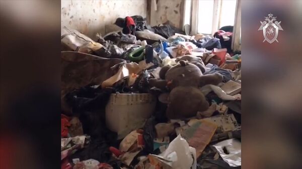 Осмотр квартиры в Москве, где нашли брошенную девочку. Кадры СК