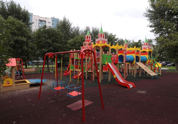 Детская игровая площадка на 3-ей улице Марьиной рощи рядом с домами 17 и 19 в Москве