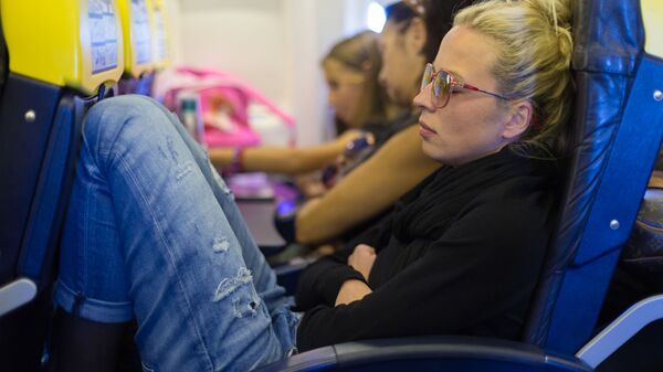 Девушка во время сна в самолете