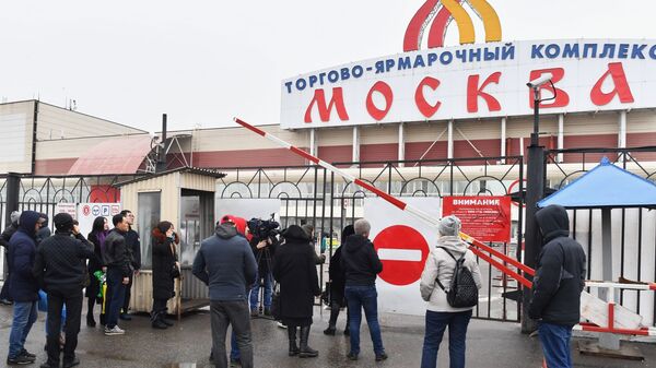 Люди у въезда на территорию торгово-ярмарочного комплекса Москва. 11 марта 2019