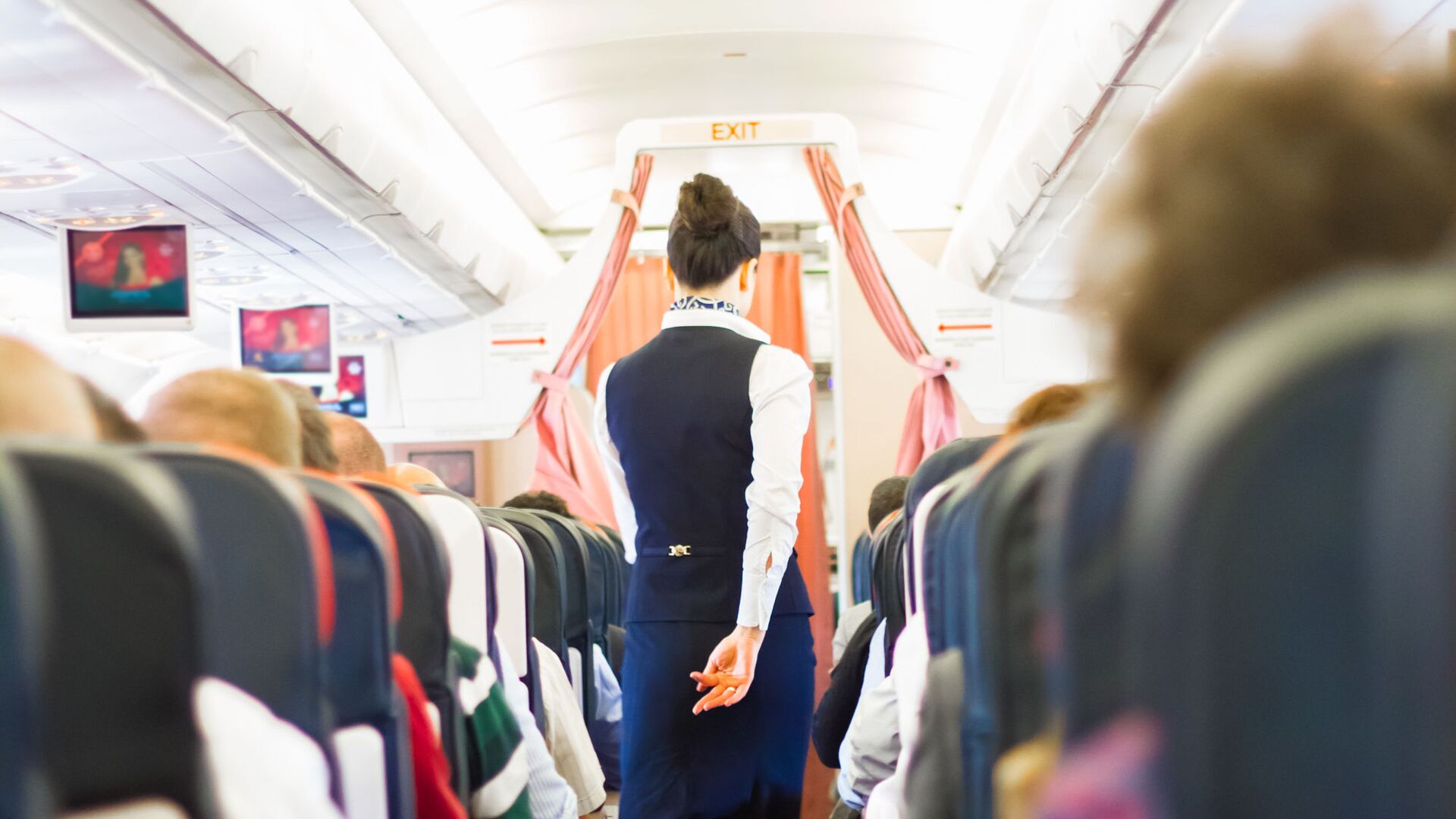 Стюардесса на борту самолета - РИА Новости, 1920, 22.01.2022
